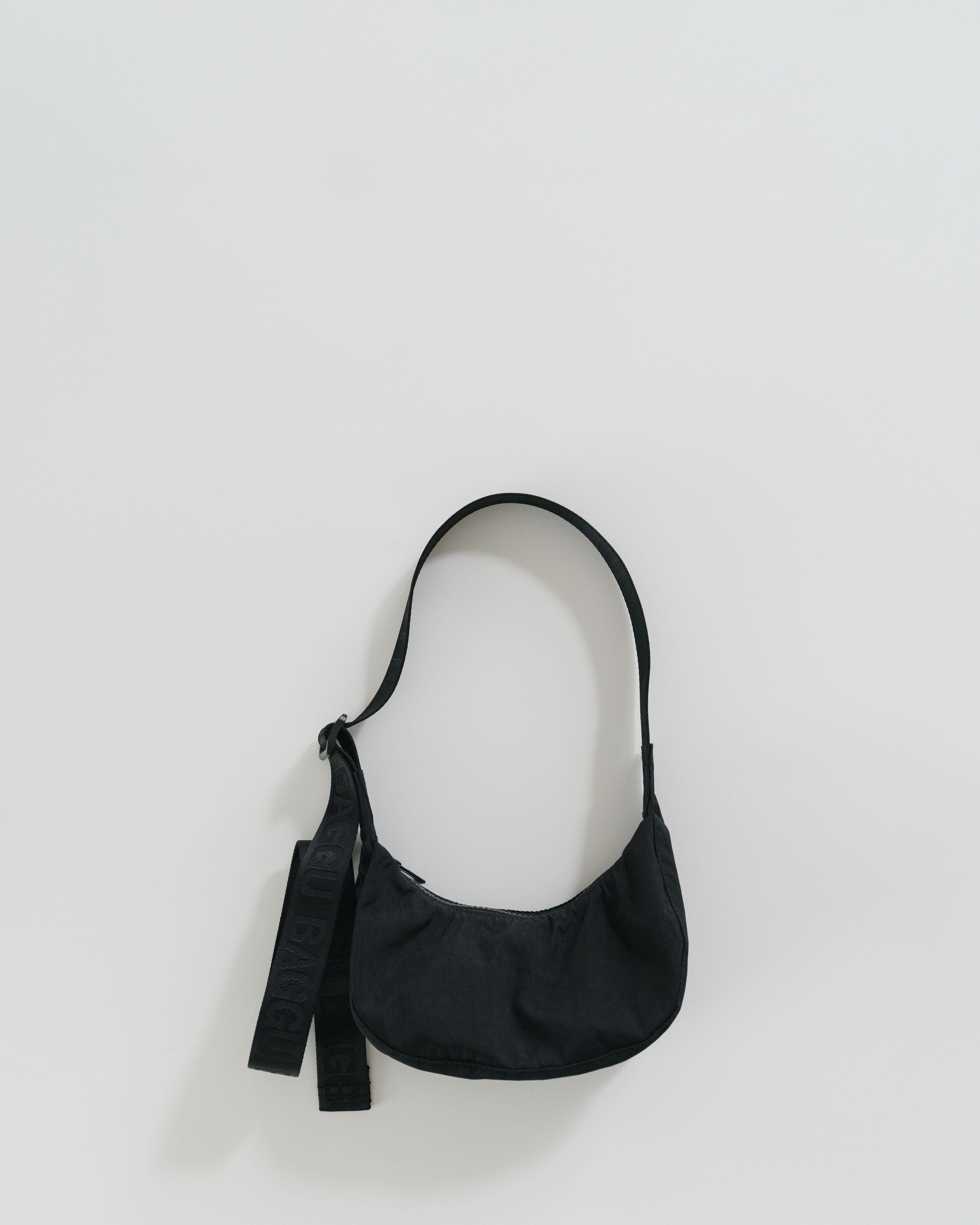 BAGGU スモール ナイロン クレッセントバッグ　ブラック Amazon.com: BAGGU Small Nylon Crescent Bag - Black 37